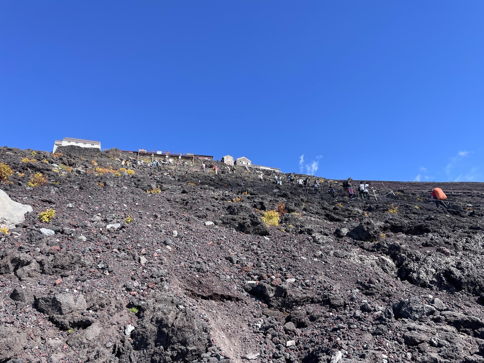 富士山 富士宮ルート 八合目 山小屋が見える