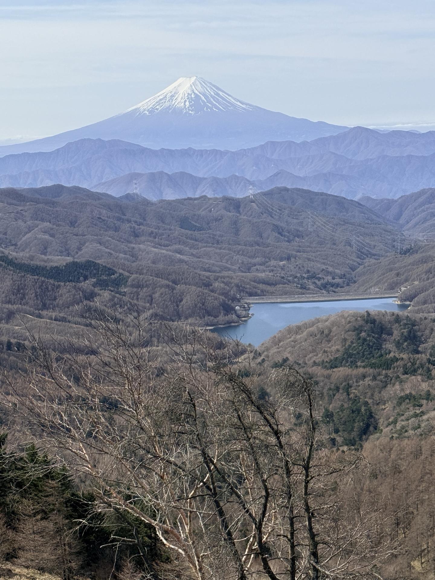 縦構図で富士山と大菩薩湖