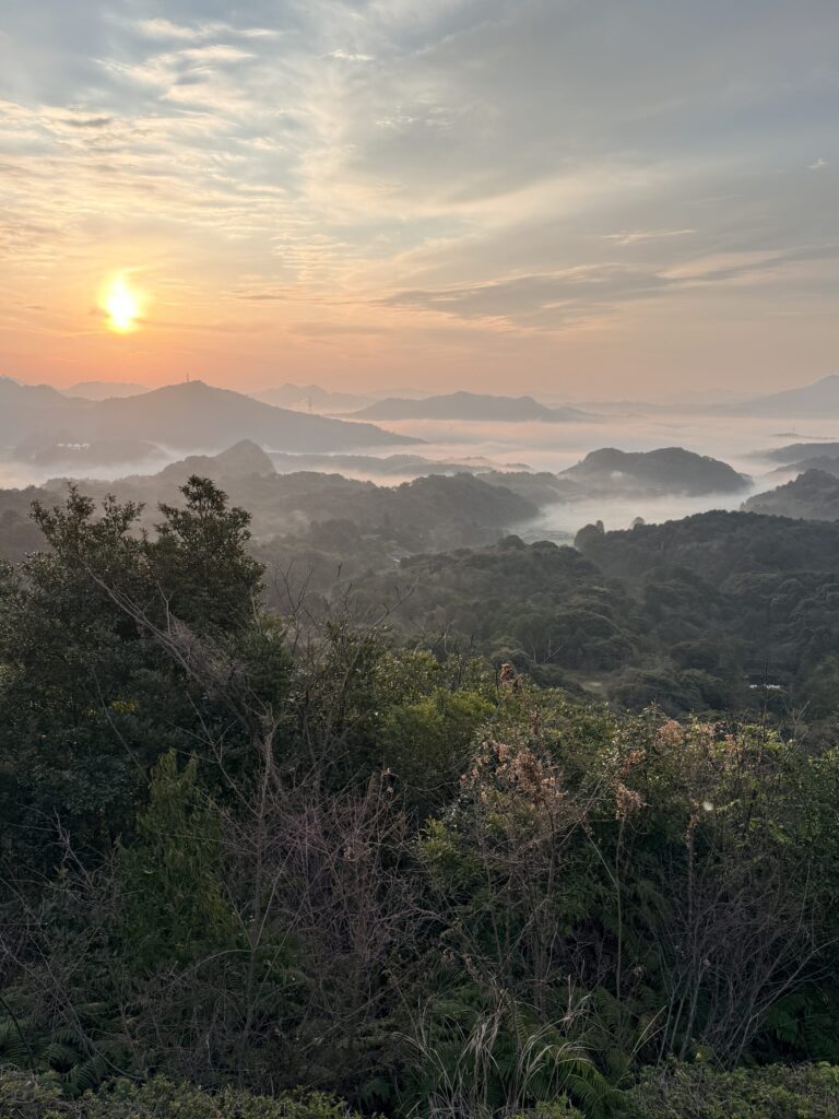 黒髪山 朝の雲海と山並みの絶景