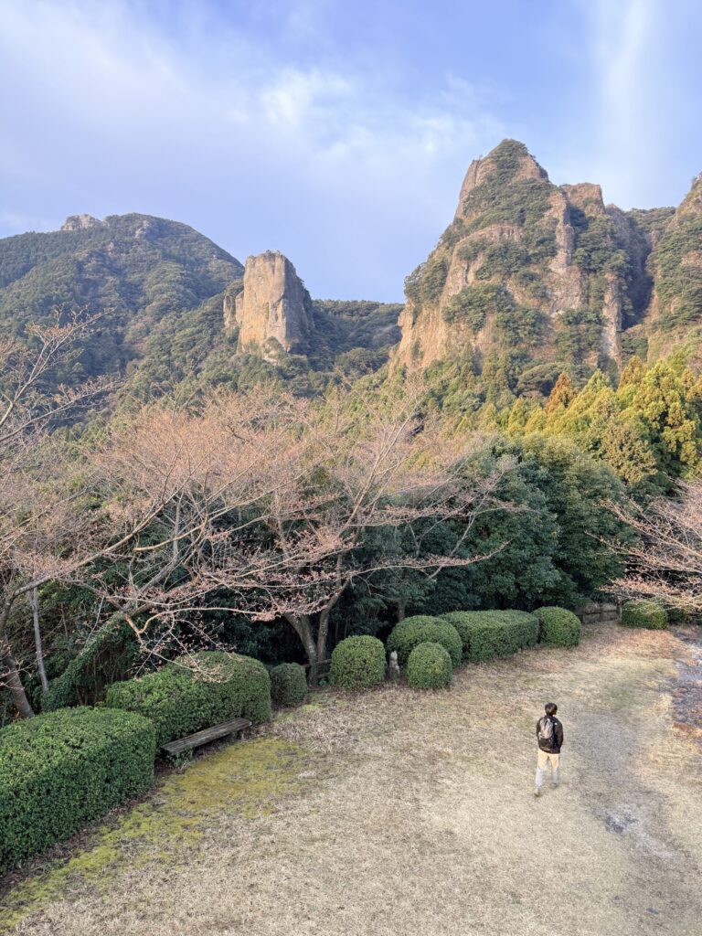 黒髪山 雌岩・雄岩・天童岩の全景