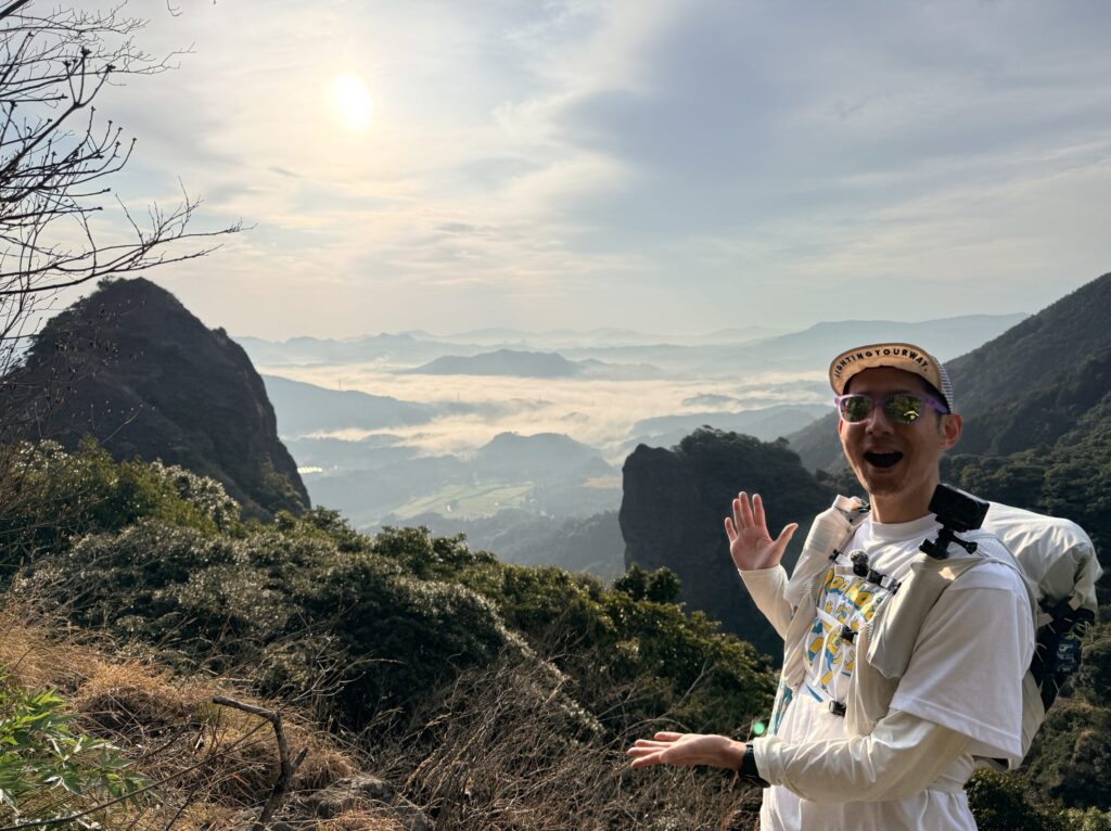 見返り峠から青螺山方面に10分ほど登ったところの眺望ポイント。雄岩(左)雌岩(右)を間近に眺められます