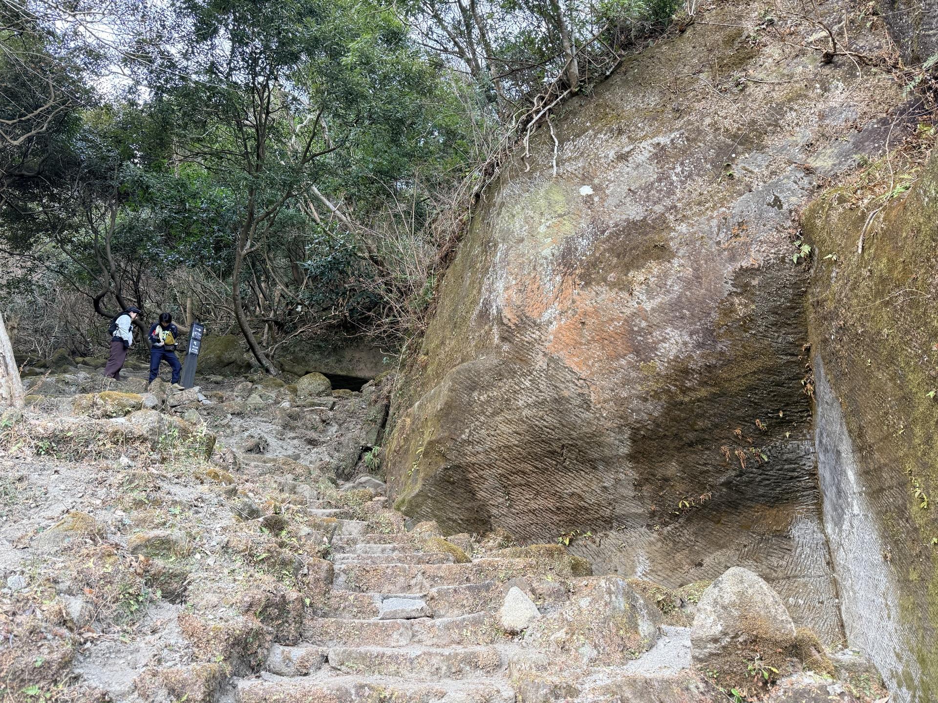 鋸山 石段の登山道