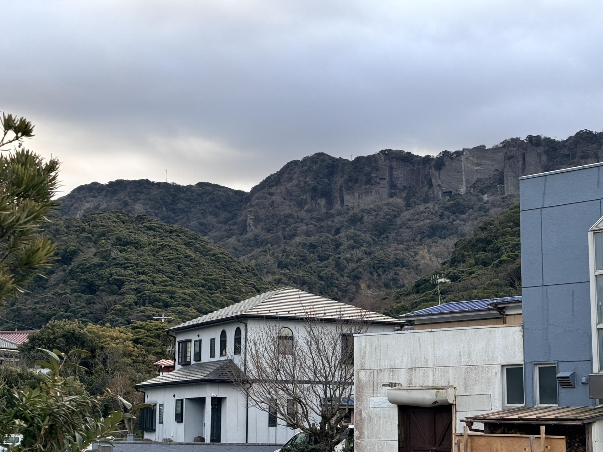 鋸山 浜金谷から見た山容