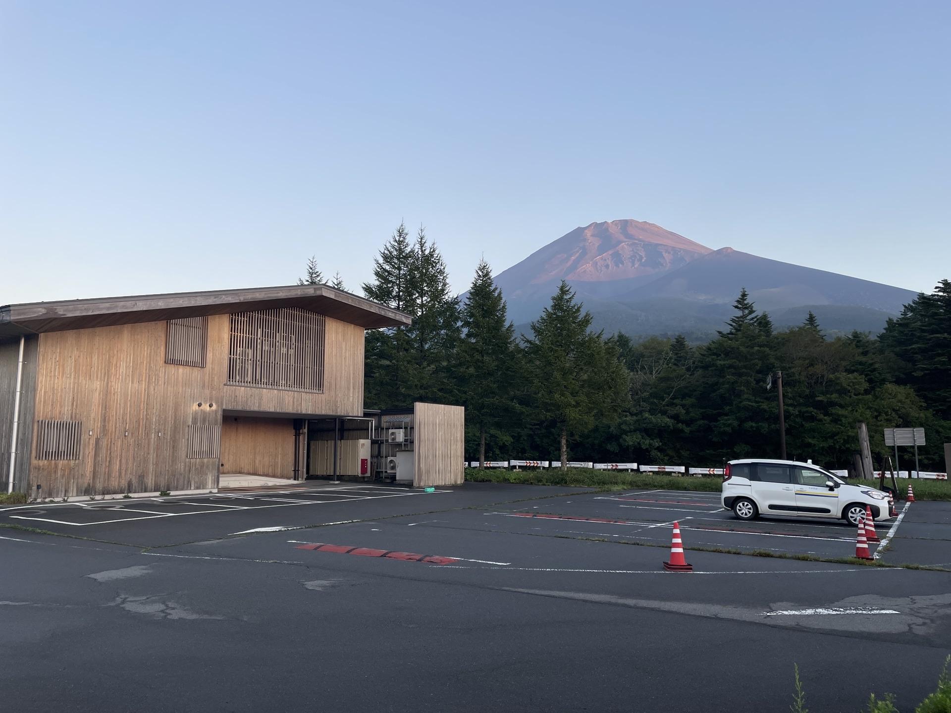 富士山 水ヶ塚駐車場から見た早朝の富士山