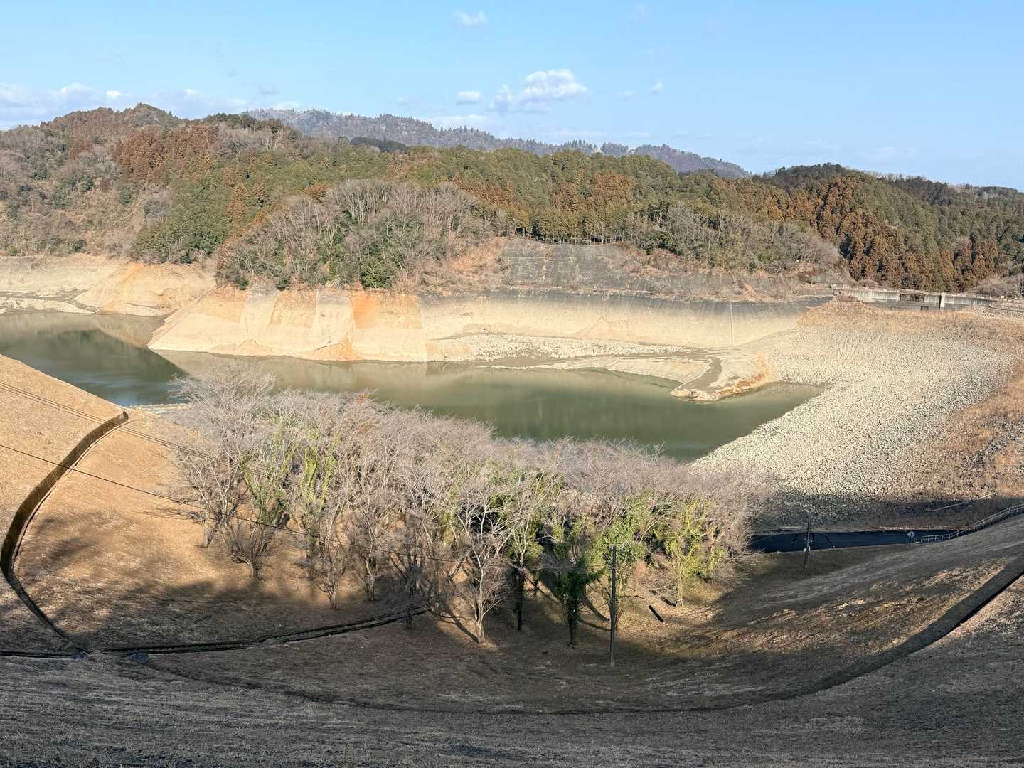 城山湖 水位 少ない 貯水池