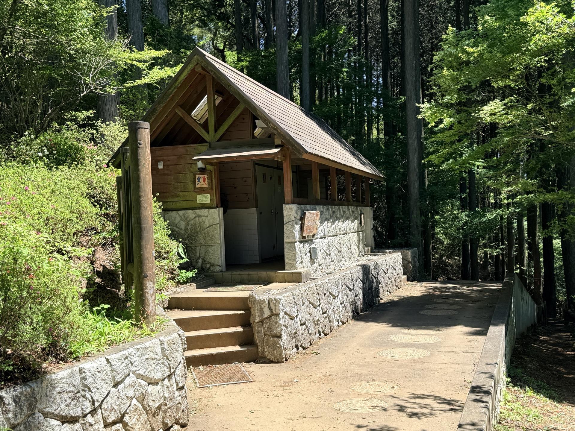 日の出山公衆トイレ