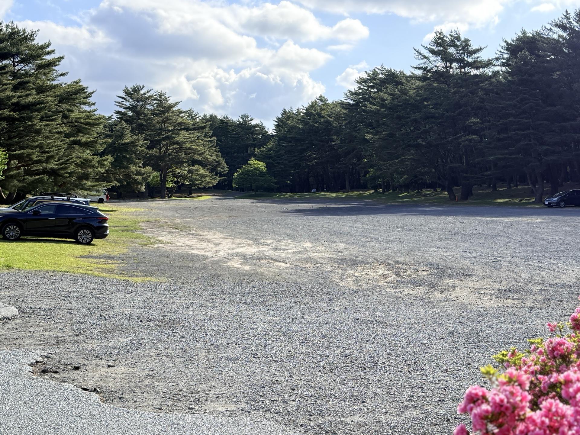 本栖湖キャンプ場駐車場の全景・砂利敷きで広々