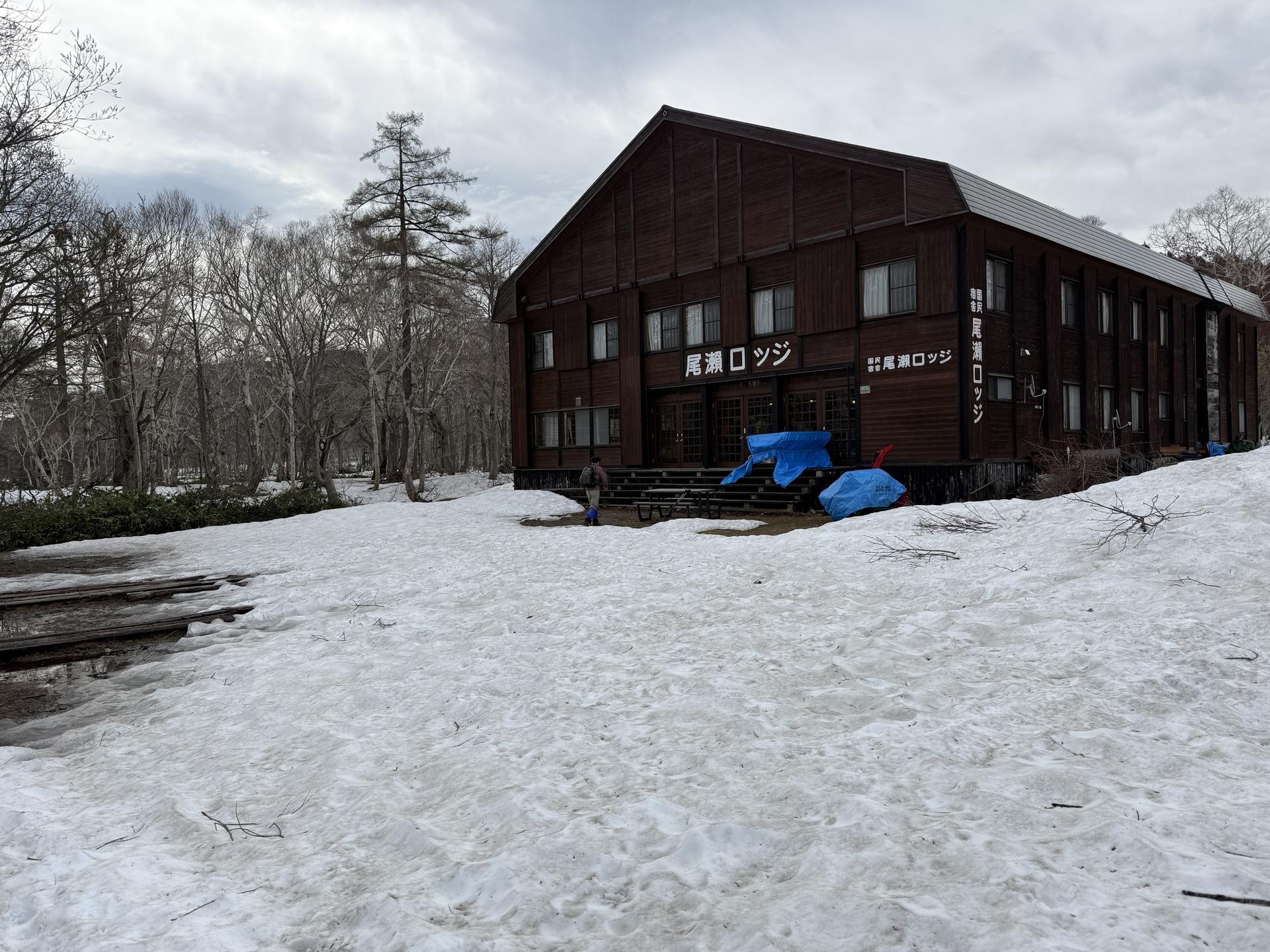 尾瀬ロッジ 外観 雪 山の鼻