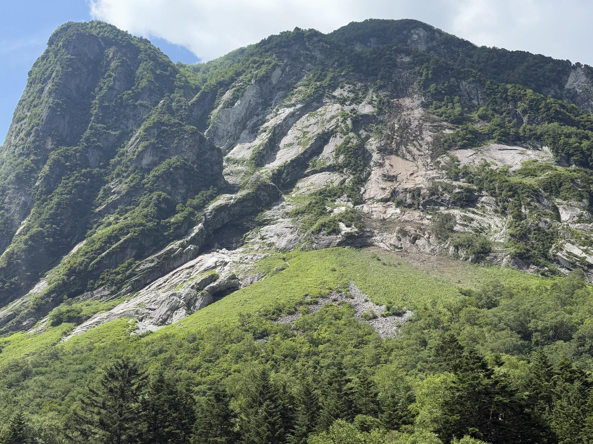 屏風岩。あの大岩壁をクライミングする人もいるそうです