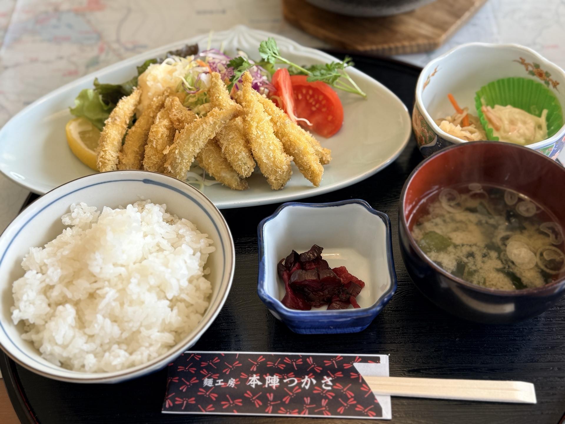 ワカサギ定食のワカサギは河口湖や山中湖から仕入れるそうです 本栖湖にはワカサギがいないとのこと サク