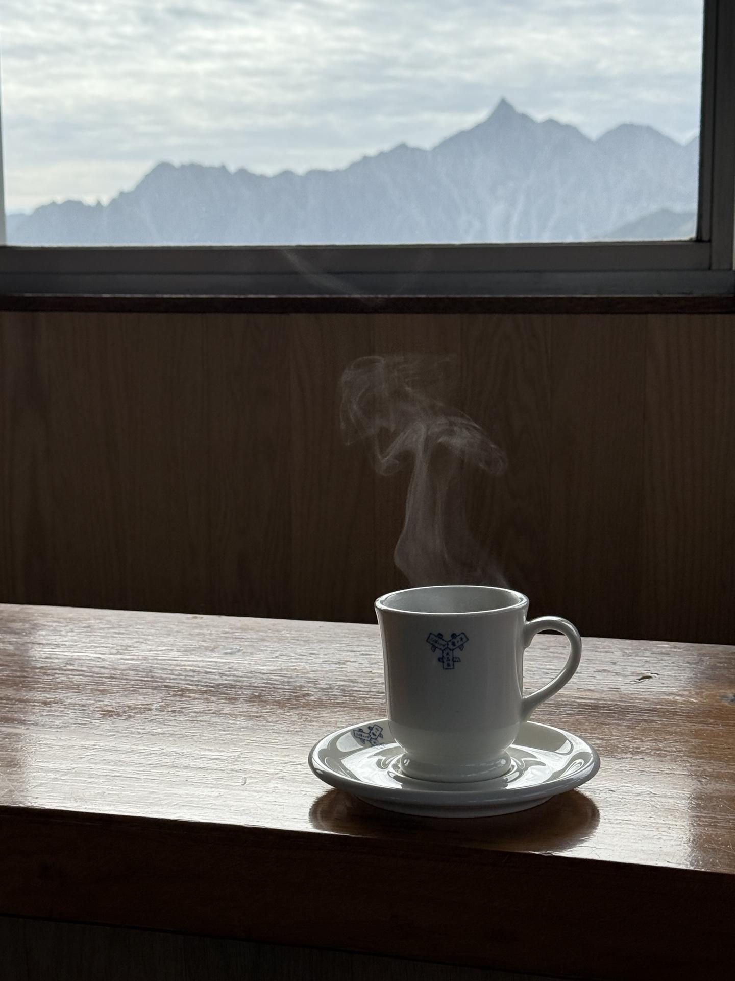 山で飲む一杯は格別。装備は軽く、余白は“おいしい時間”に使おう。