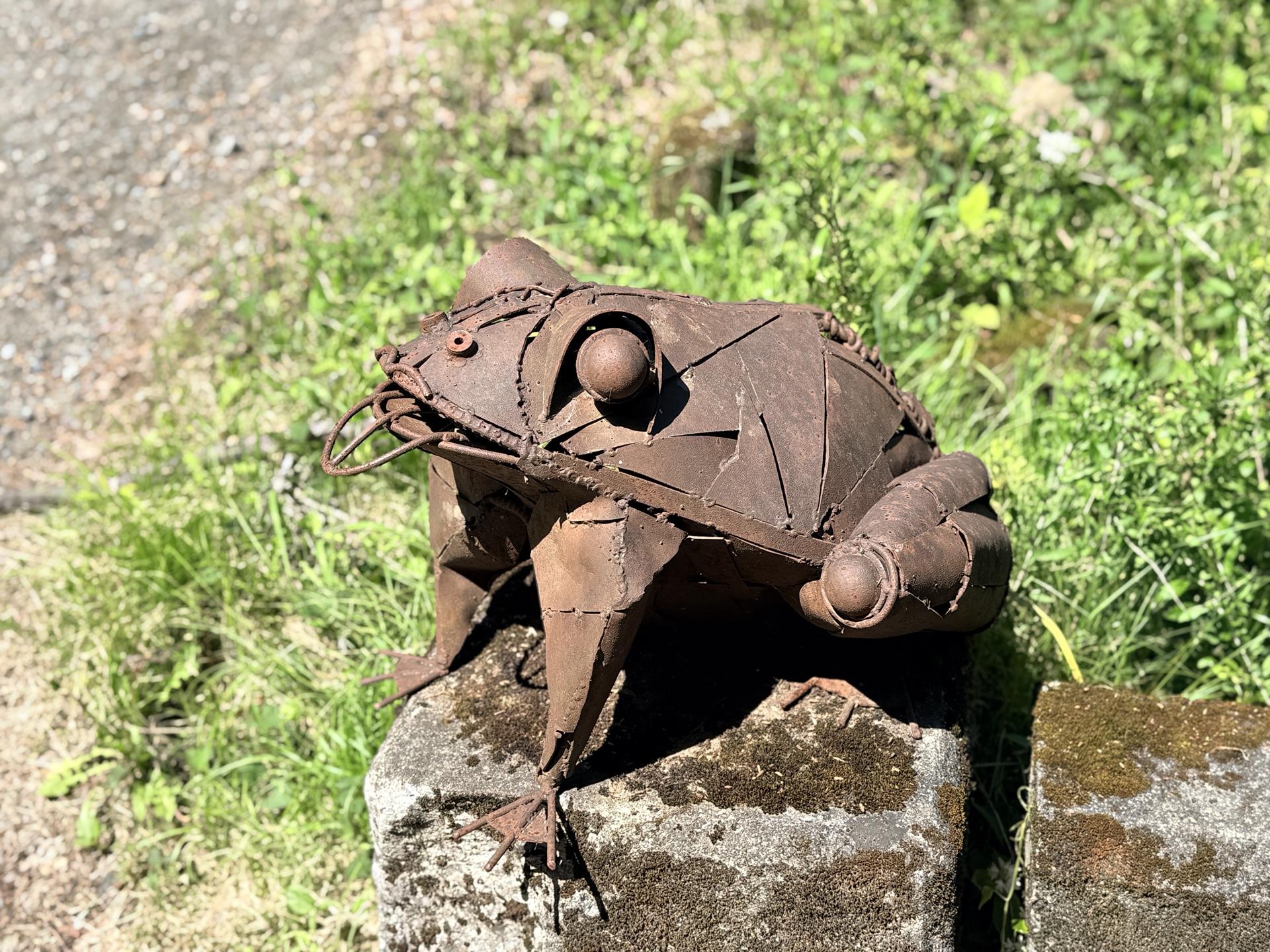 下山途中のカエルのオブジェ