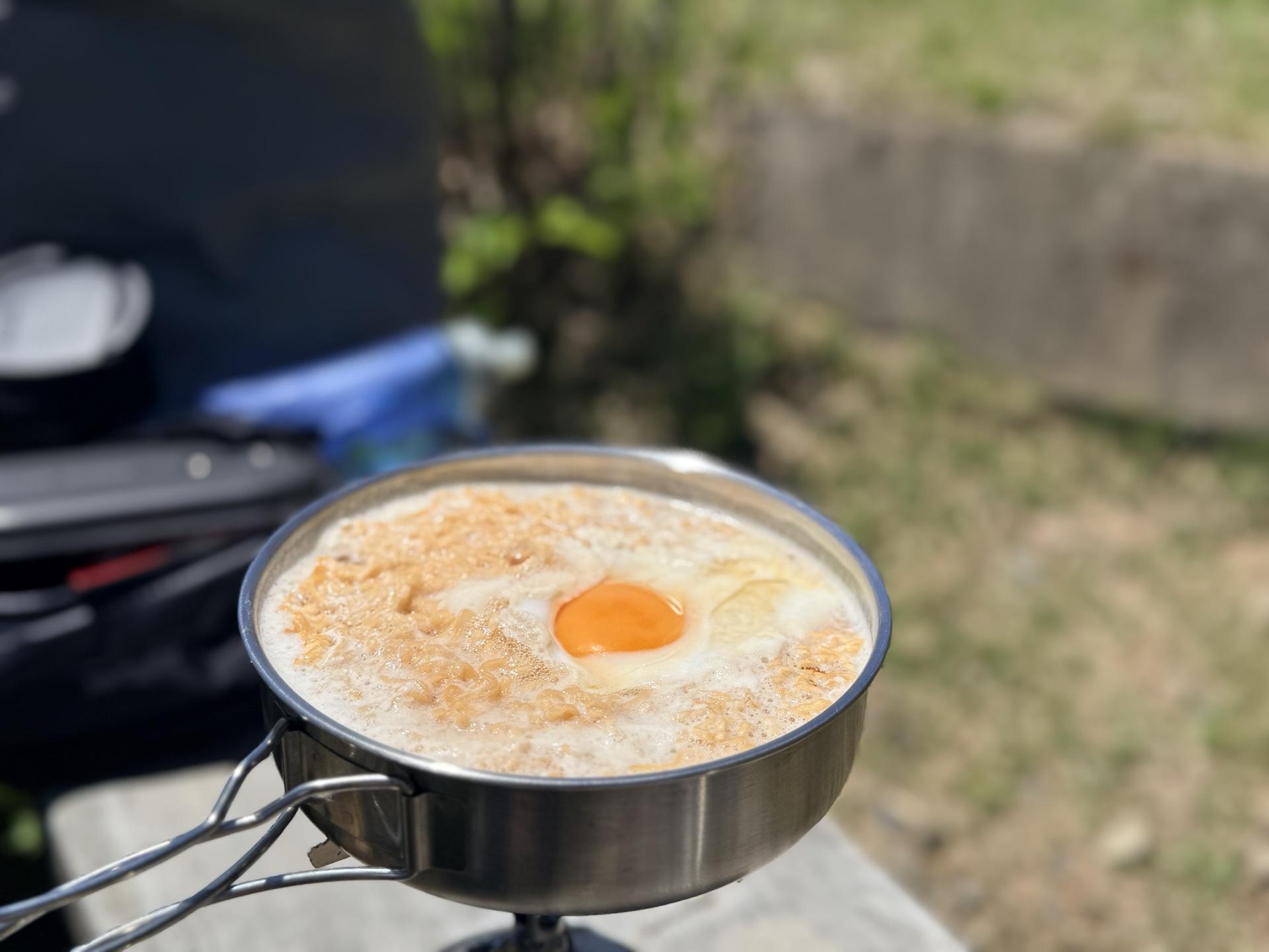 チキンラーメンに卵を入れる山メシ