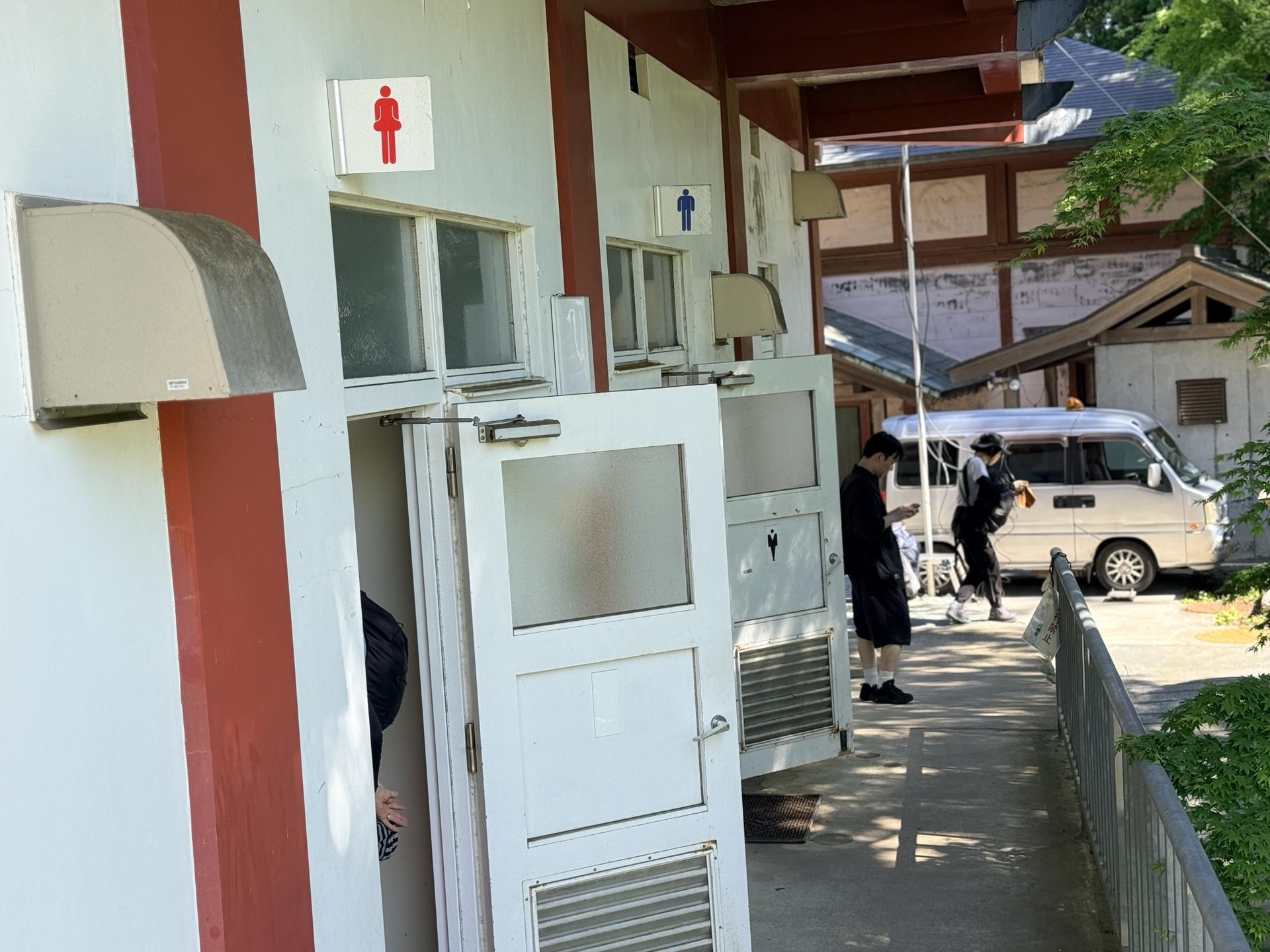 武蔵御嶽神社境内のトイレ