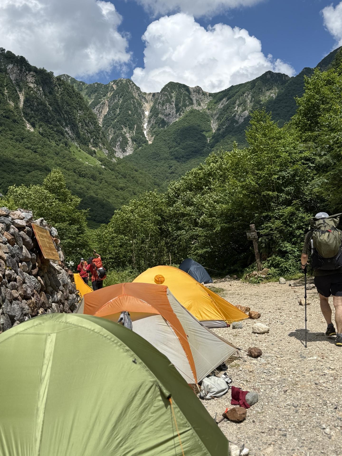 ババ平のキャンプ場。奥に見える鋭い稜線が東鎌尾根です🏕️