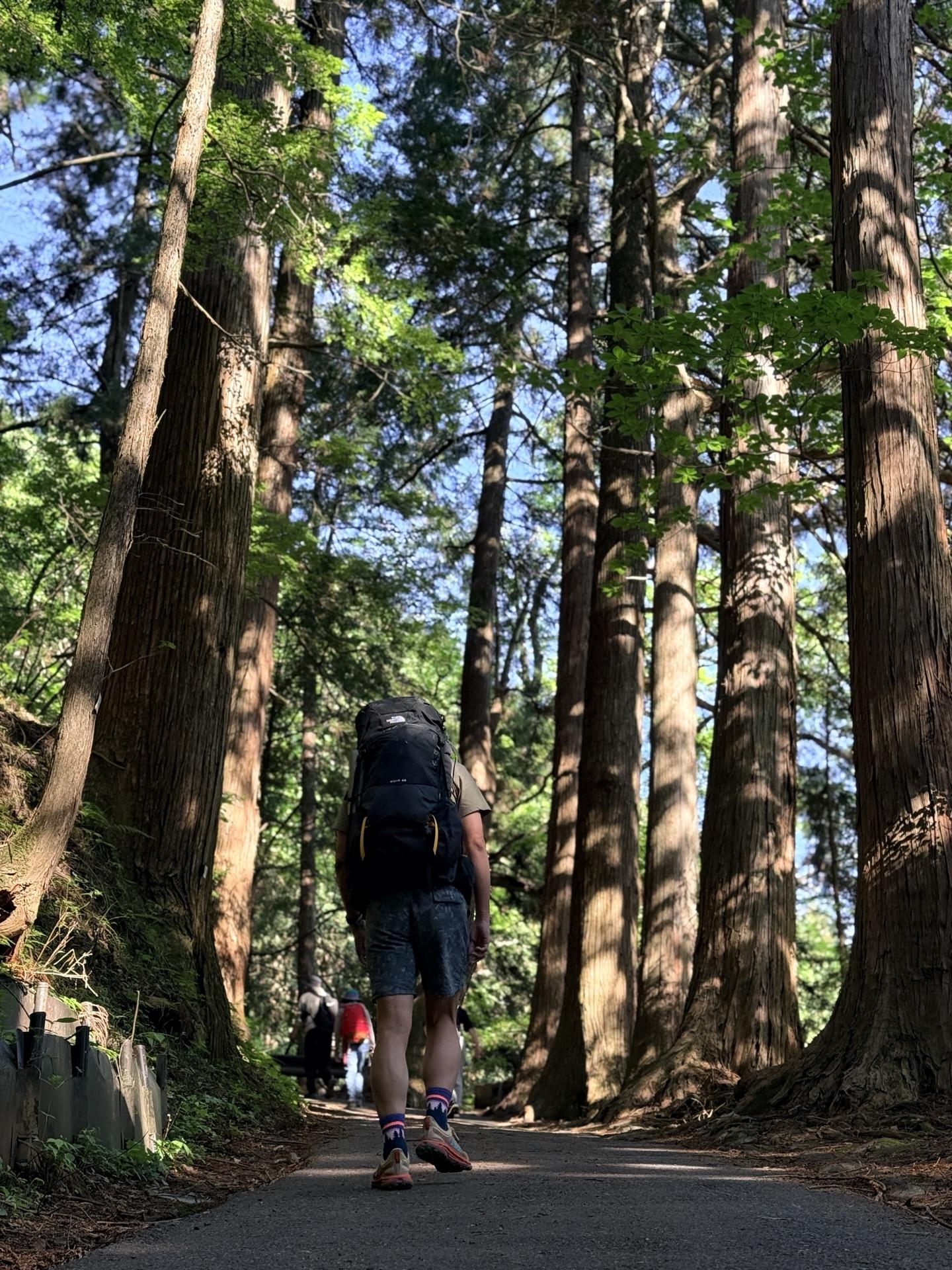 御岳山登山道入口 大きなザックの登山者