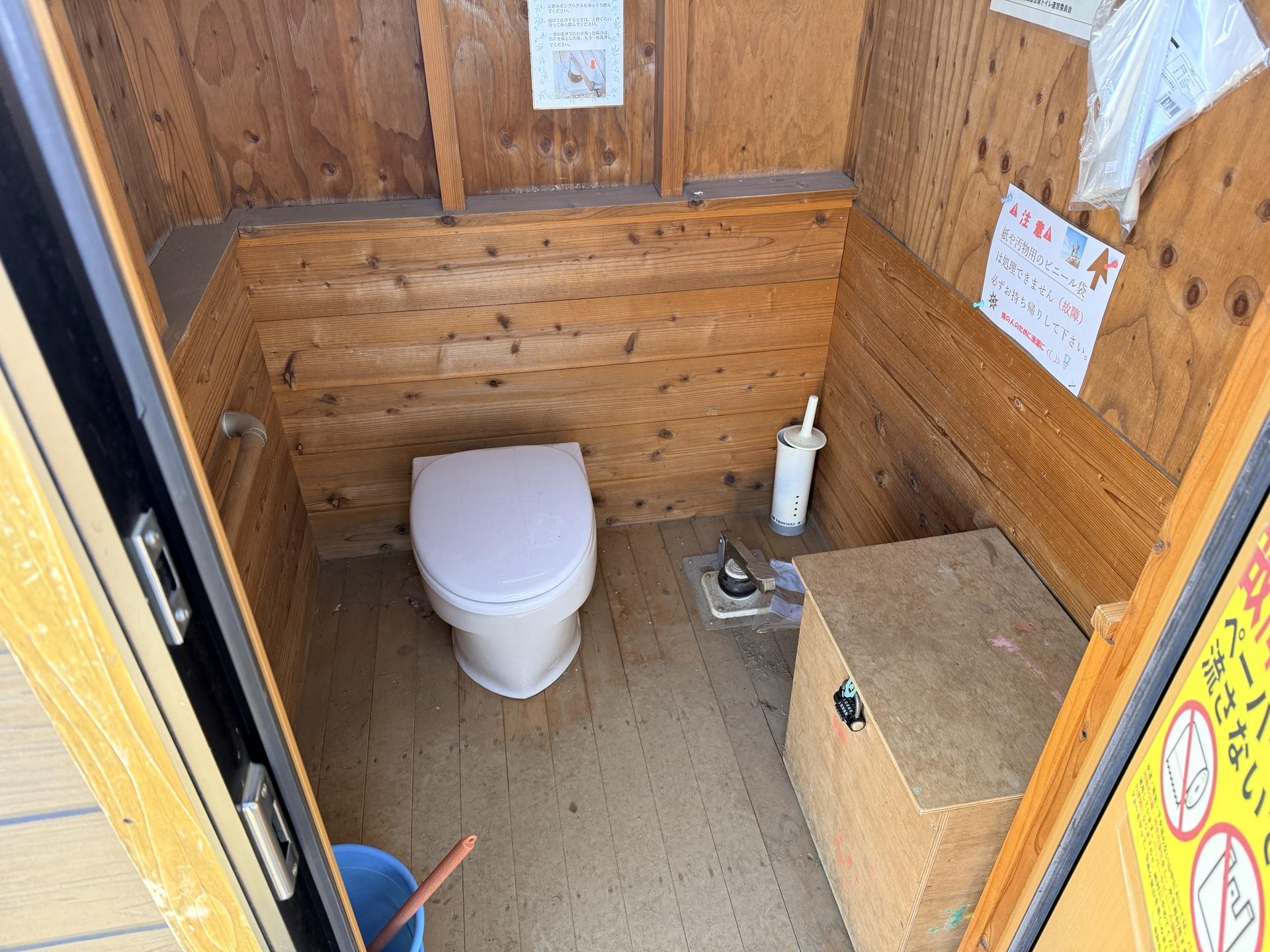 三ノ塔トイレ内部 携帯トイレブース