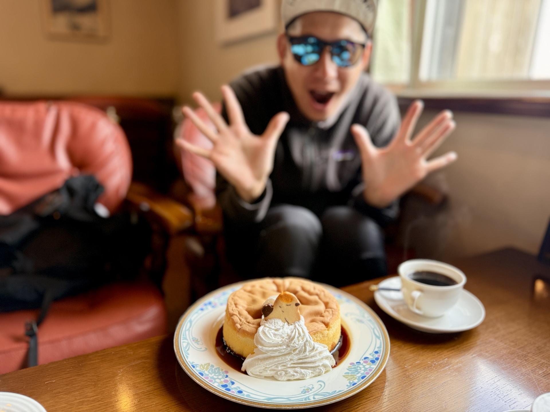 黒部ダムシフォンケーキ。ほぼカステラのお味😋 コーヒーも美味しい