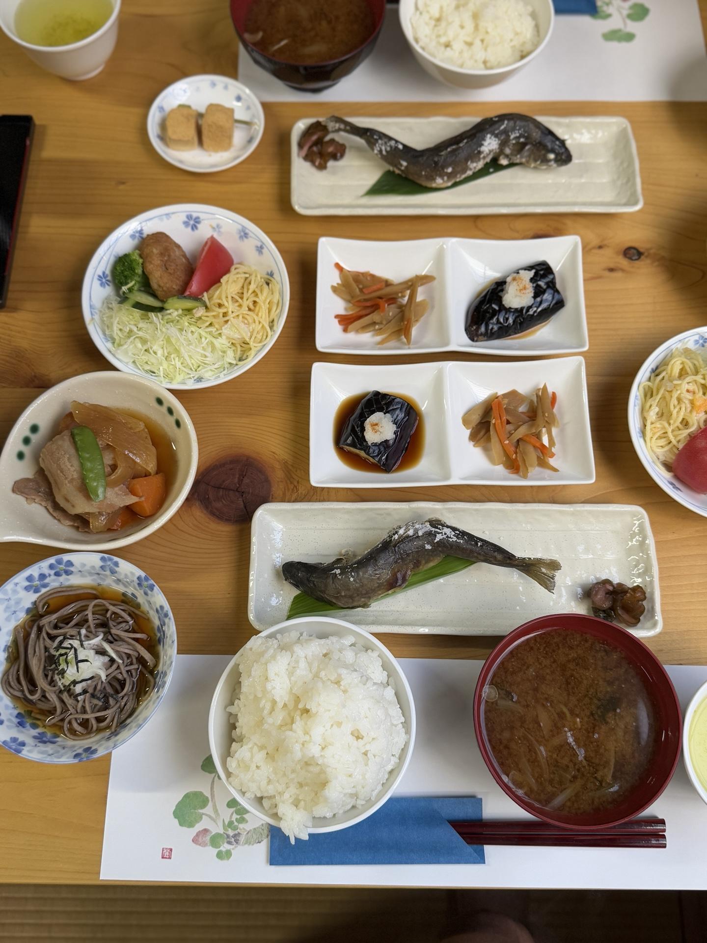 わさび平小屋の夕食 イワナの塩焼き
