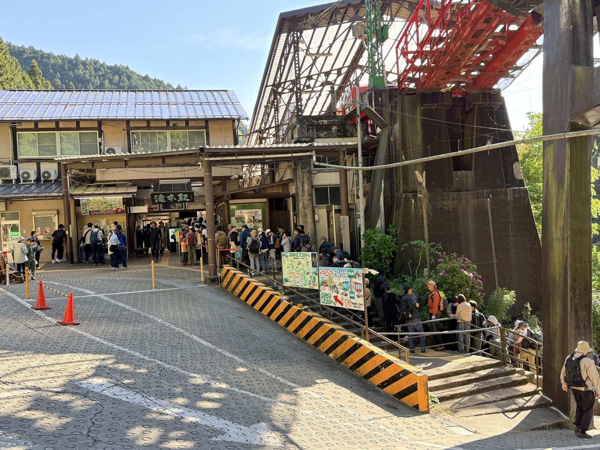 御岳山ケーブルカーに並ぶ長い列