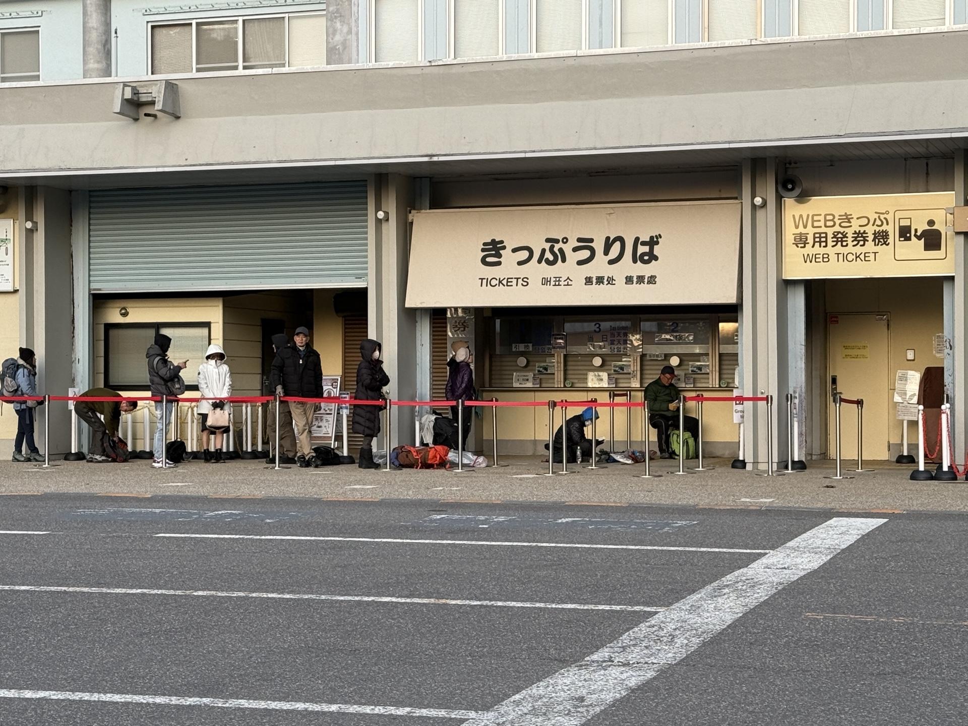 徐々に並び始めたよ!先頭の方は折りたたみ椅子を用意している