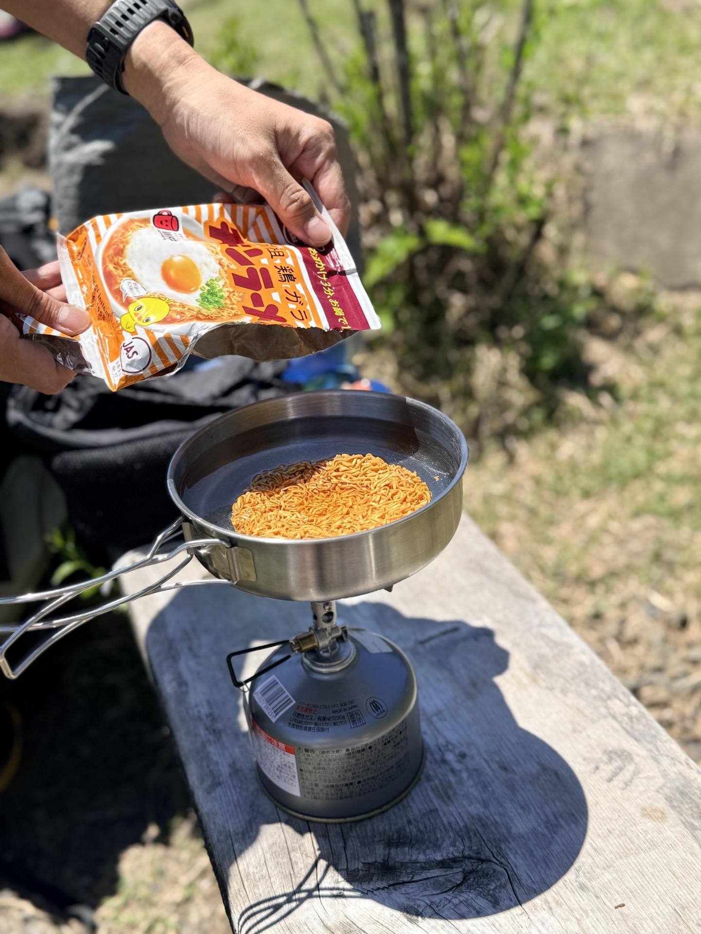 日の出山頂でチキンラーメンを作る山仲間