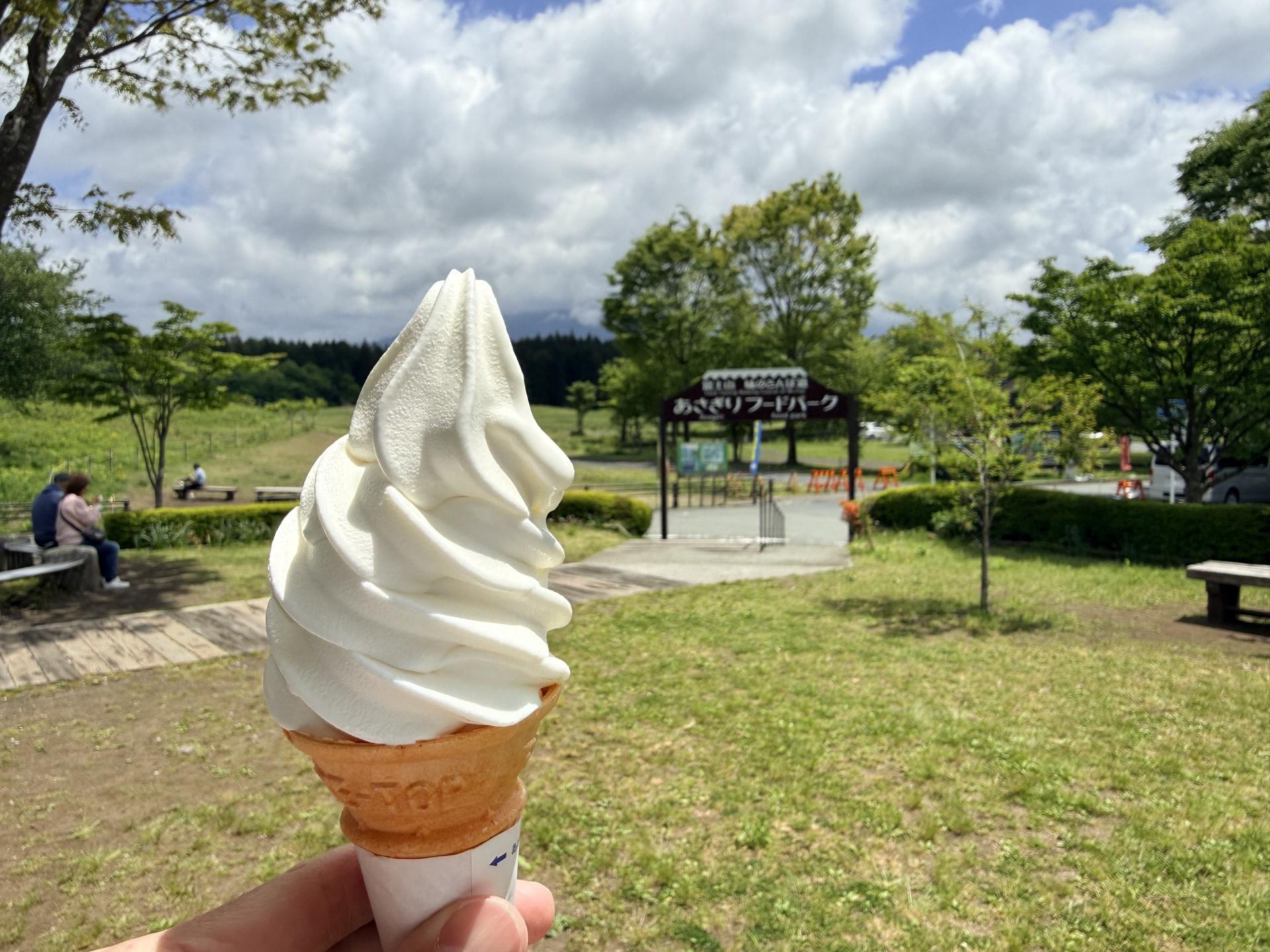 あさぎり高原の牛乳ソフトクリーム500円 雲さえなければ目の前にどでかい富士山があるはず🗻 下山後の