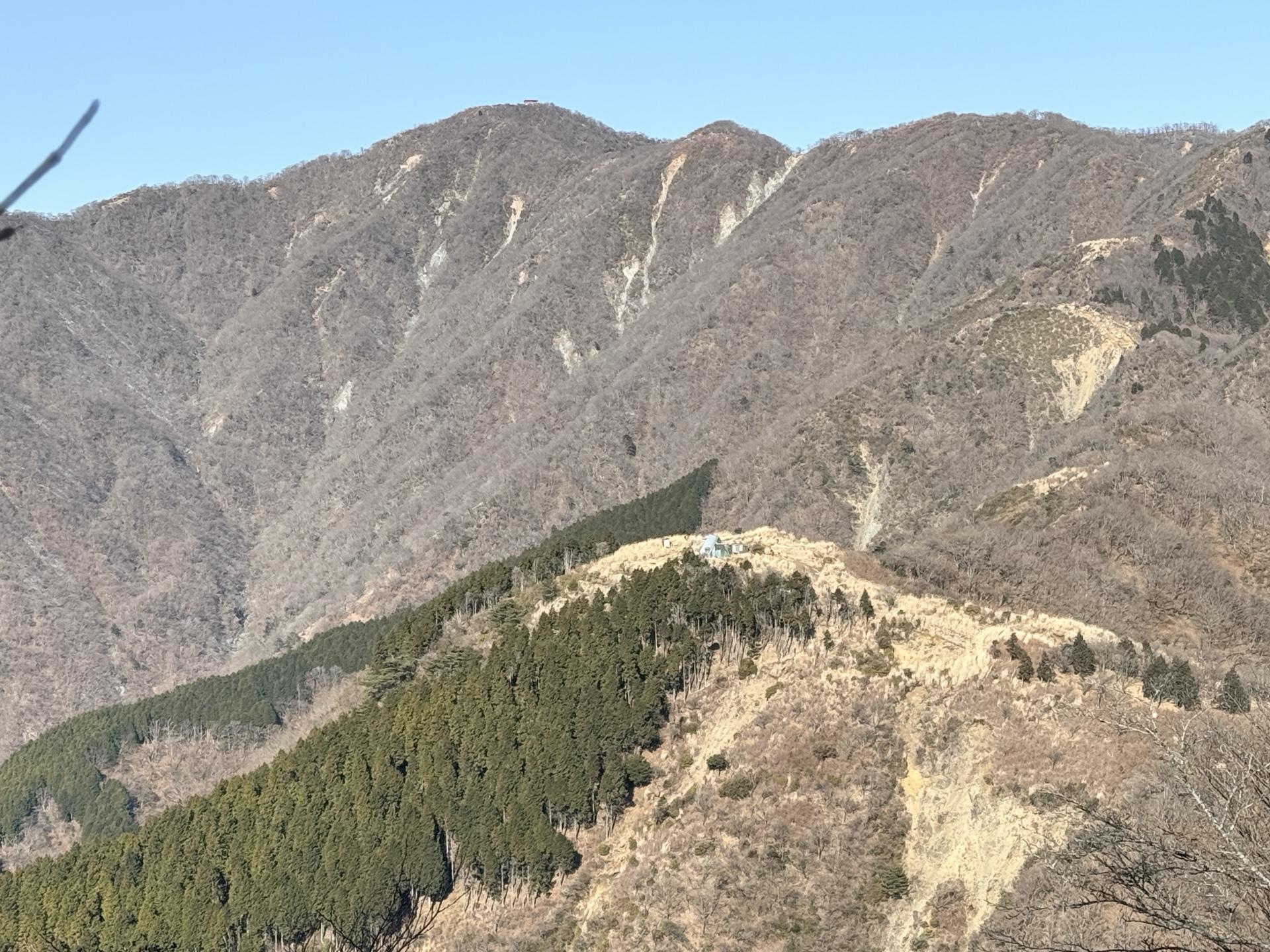 三角形の可愛い烏尾山荘と奥に塔ノ岳