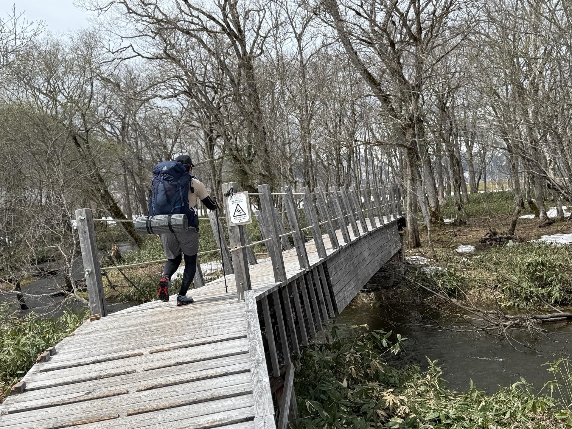 尾瀬 木橋 川 渡る 登山者