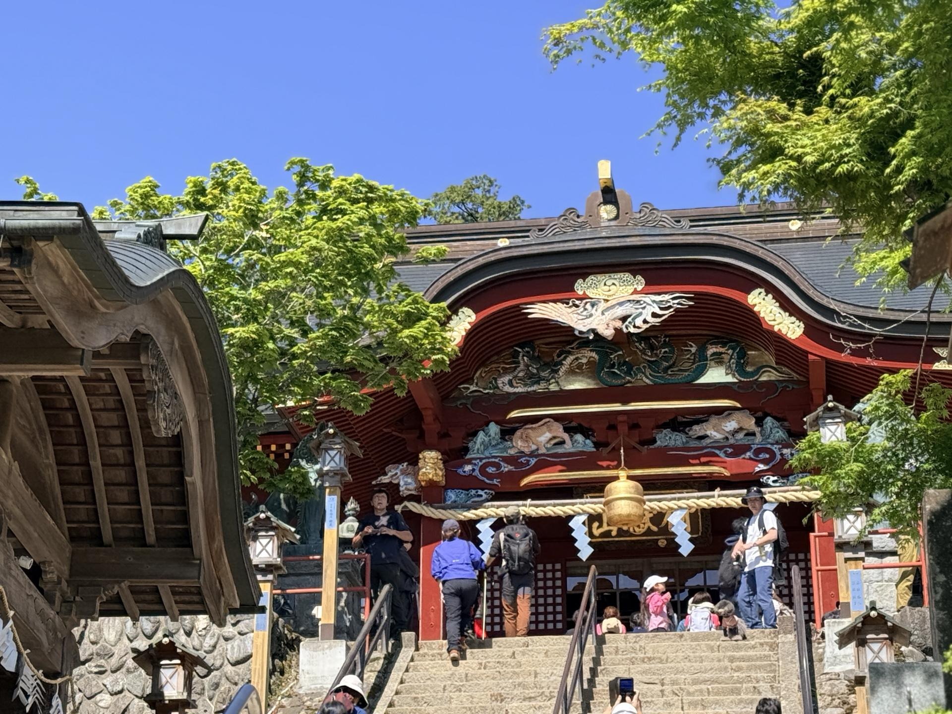 武蔵御嶽神社 朱色の社殿と青空