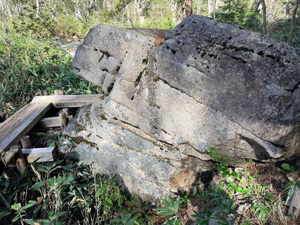 テンマ沢から少し先にあるこの大きな岩