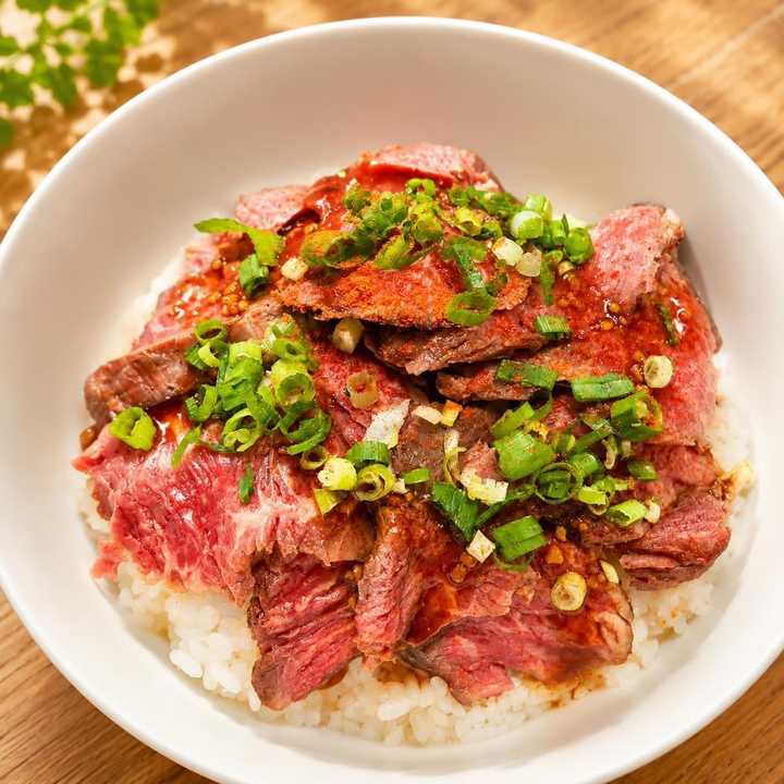 2026年リニューアル 尾瀬小屋名物の牛ハラミ丼