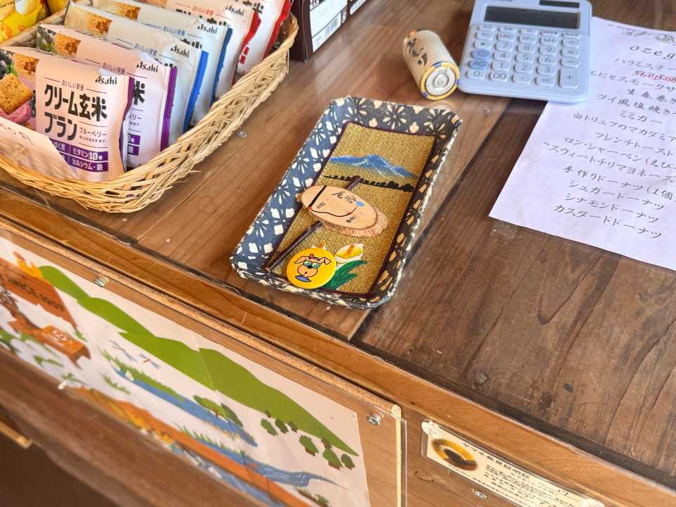 尾瀬小屋のコイントレーに隠れイッチー