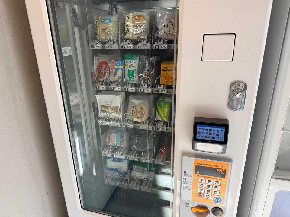 鳩待峠の菓子パン・補給食系自販機（キャッシュレス対応）