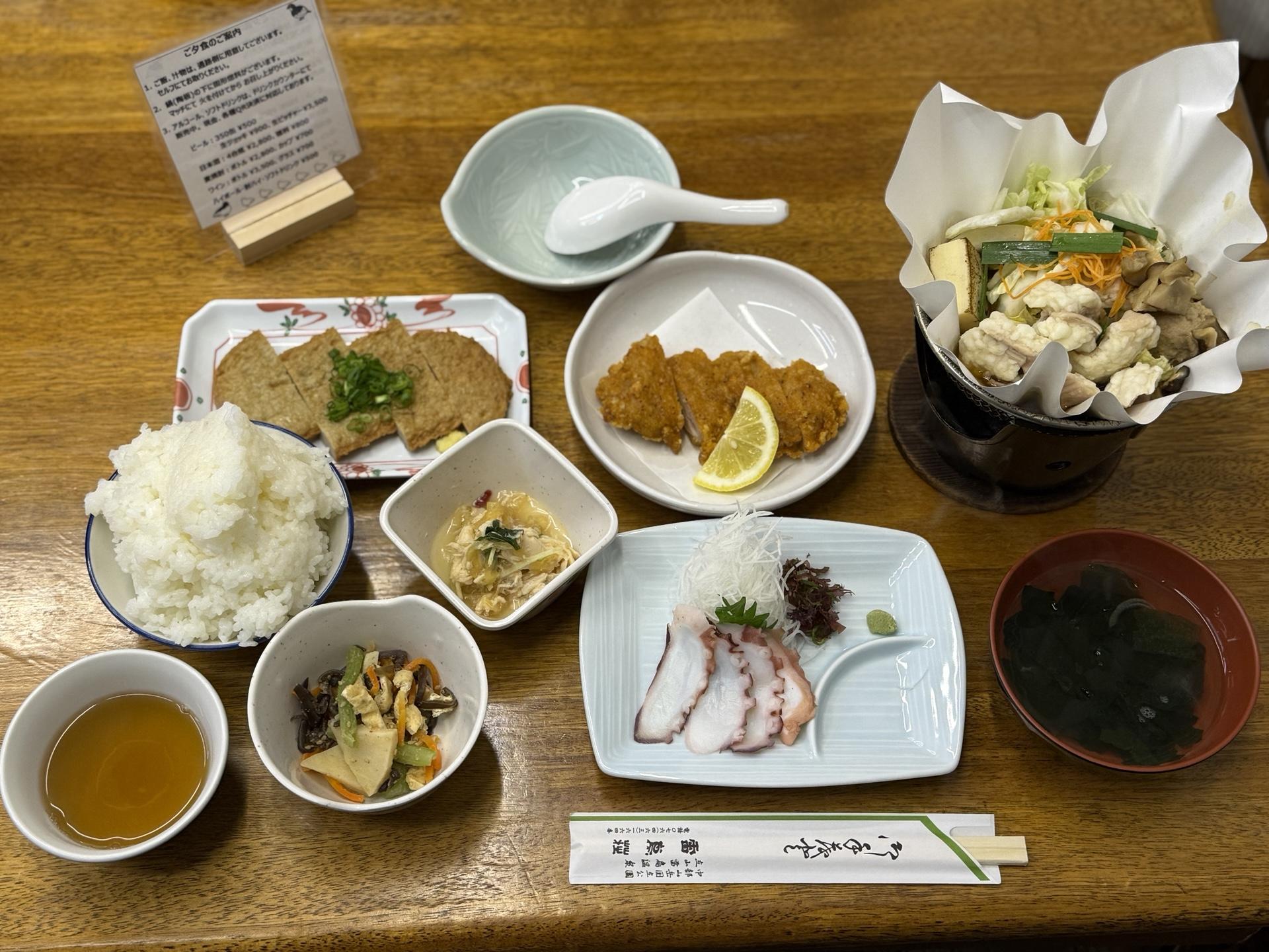 雷鳥荘の夕食。メインはモツ鍋でした。ご飯は大盛り