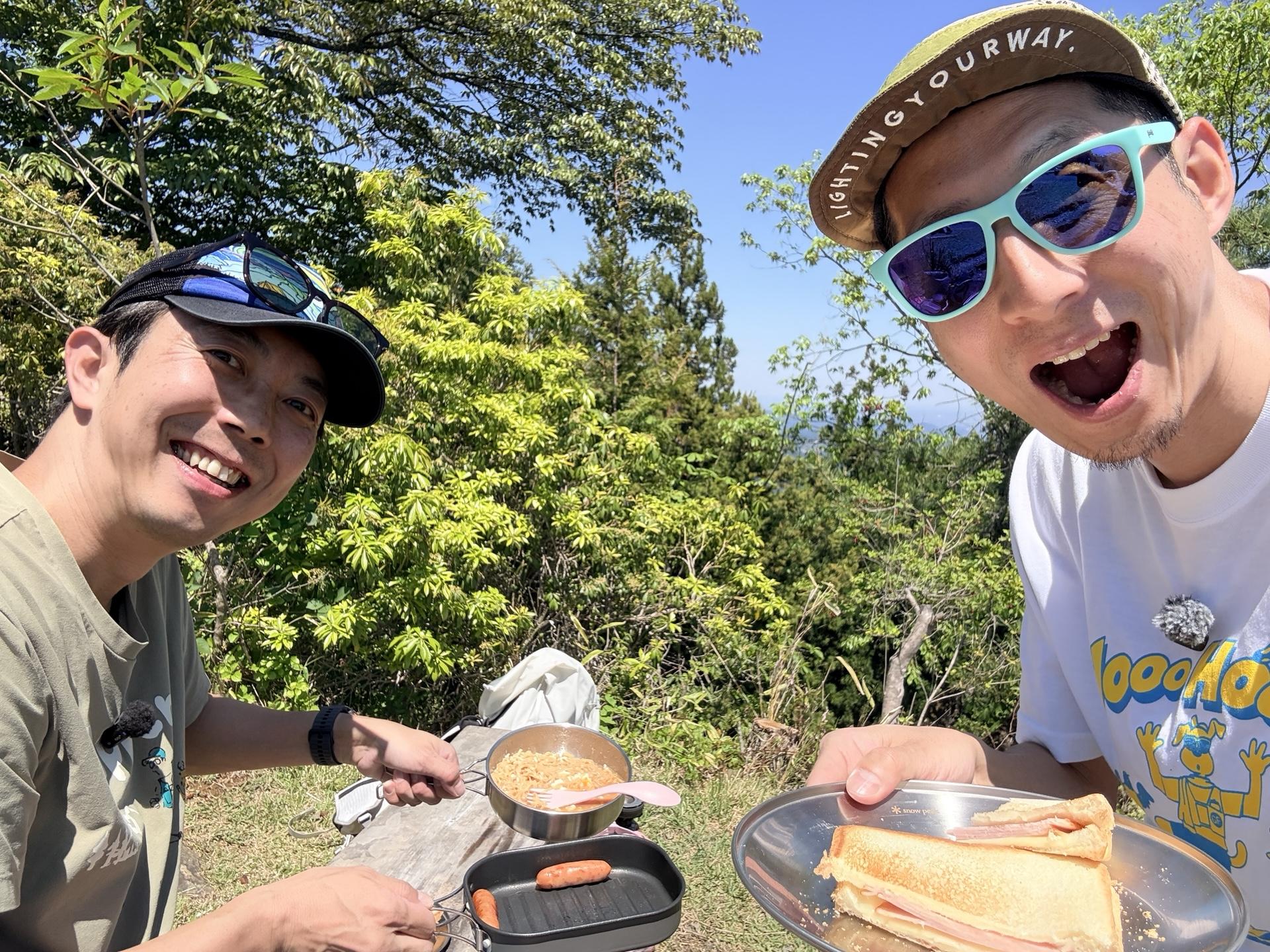 日の出山頂でいただきます 山メシタイム