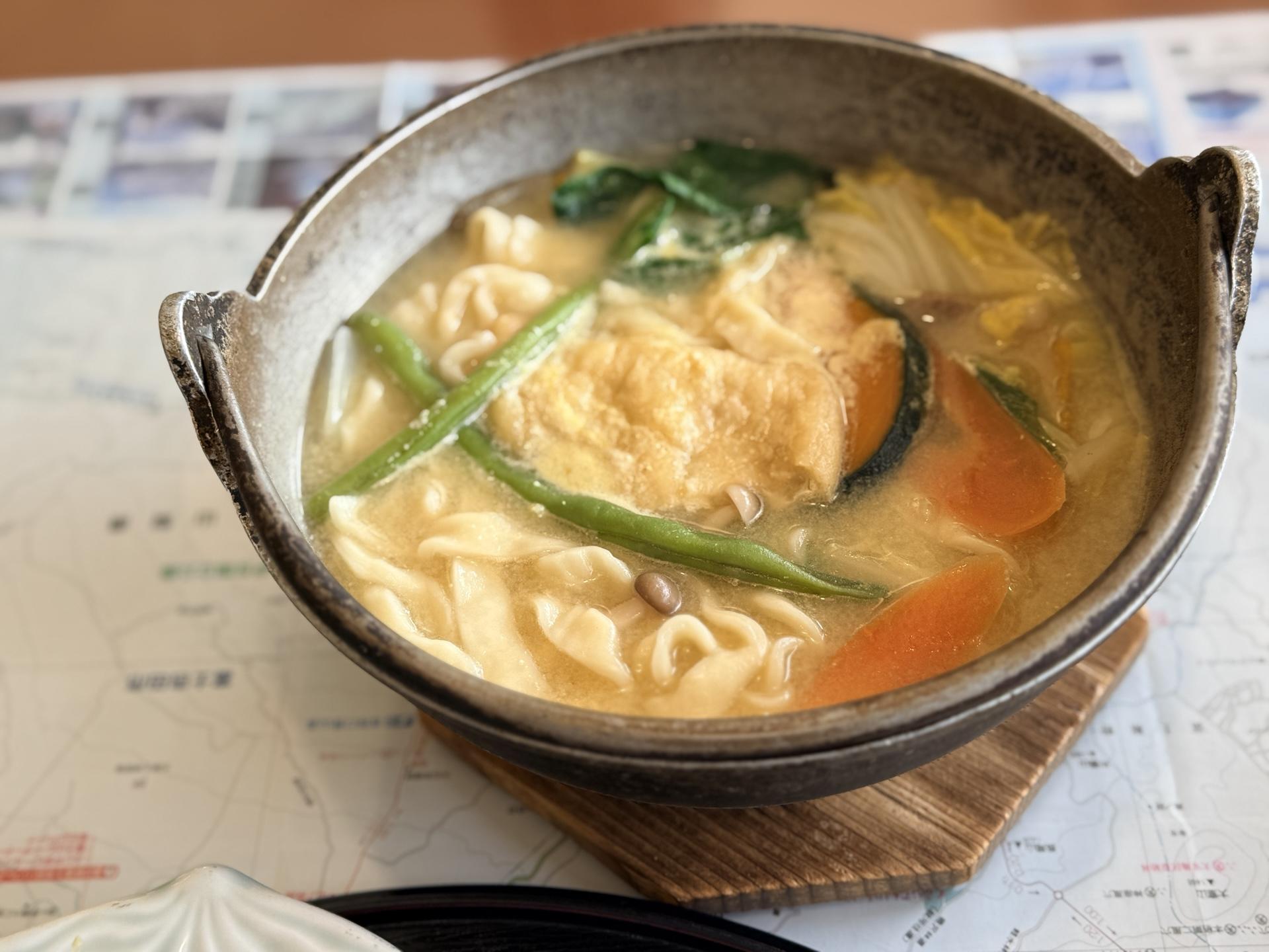 こちらがほうとう 味付けは濃くないのでつゆまでしっかり飲める お野菜もたくさん入っていてお腹いっぱい