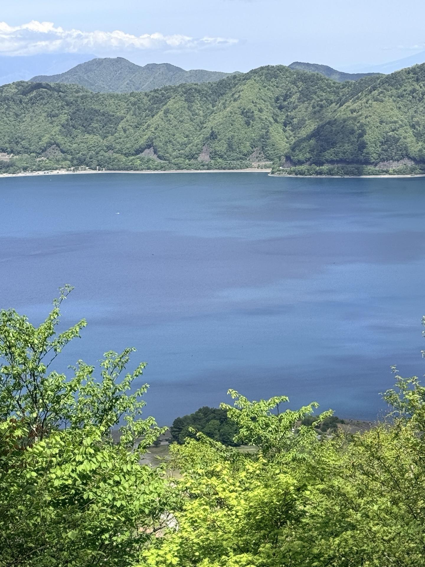 下山途中に本栖湖を見れる場所 太陽が上から注ぐので本栖湖ブルーがさらに綺麗に見えている