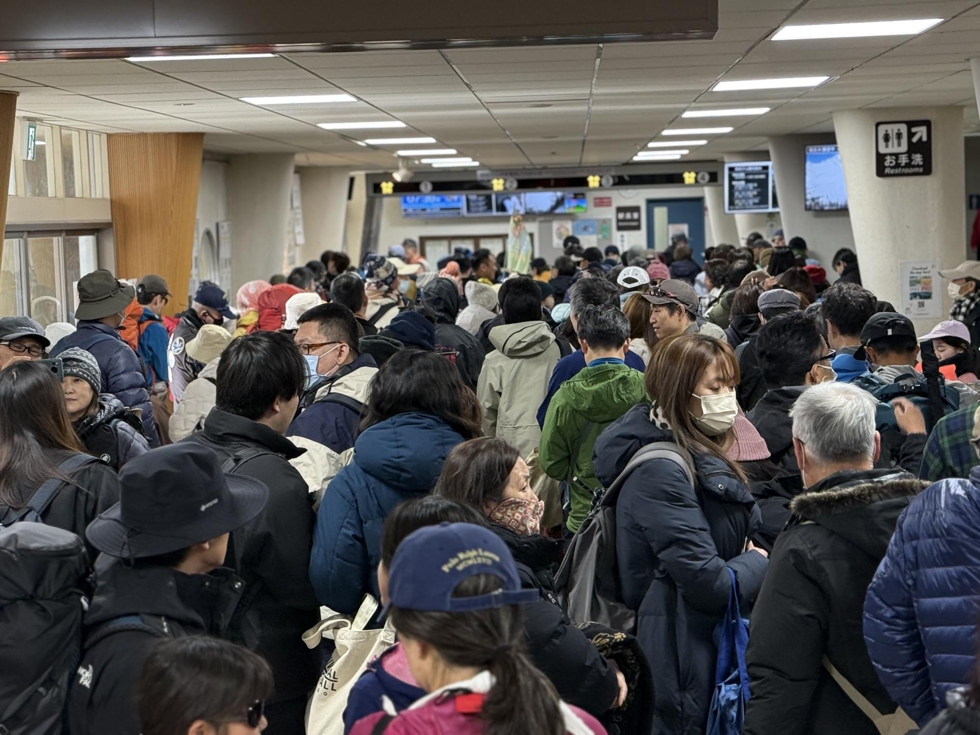 始発のバスに乗るための列。先頭に並べたよ