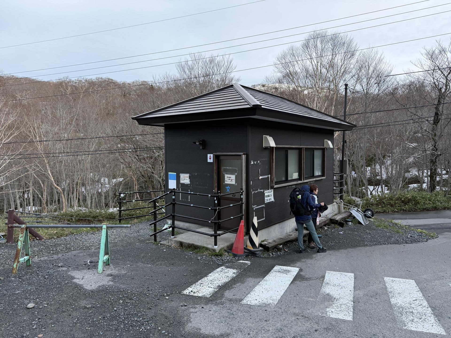 尾瀬 戸倉 駐車場 トイレ棟 外観
