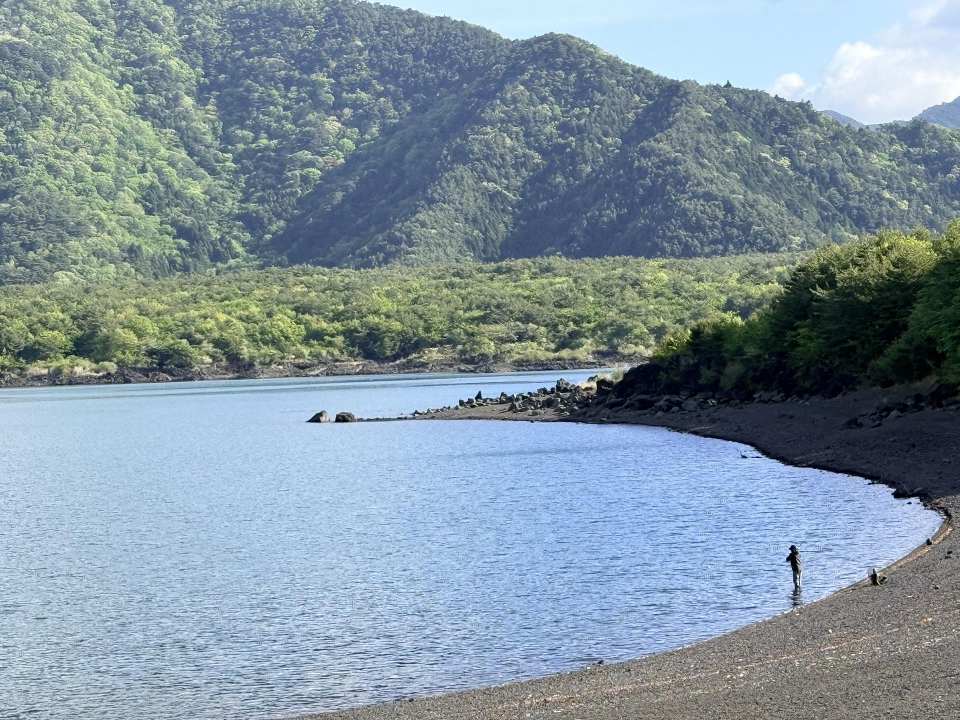 本栖湖でフライフィッシング🎣をしている 何が釣れるのかなー? 朝の湖畔で釣りだなんて羨ましい🥺 釣り