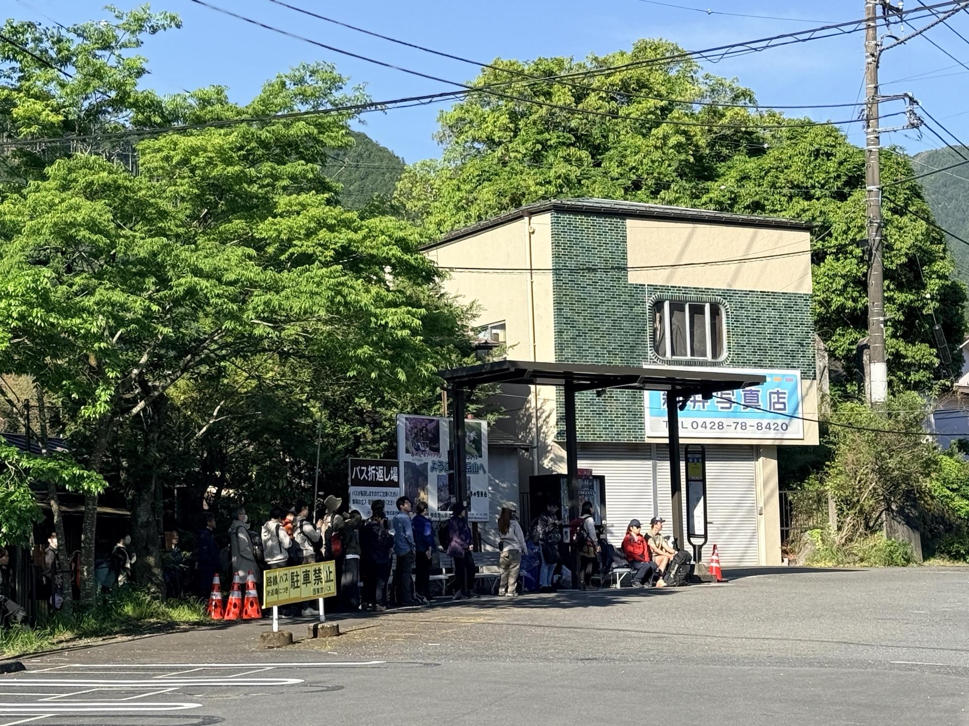 御嶽駅前のバス停 GW朝の登山者の列