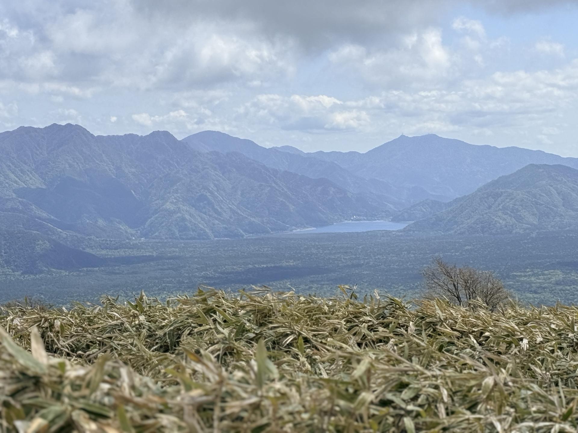 あちらは十二ヶ岳や雪頭ヶ岳方面かな? そして富士五湖の一つ「精進湖」も見えている