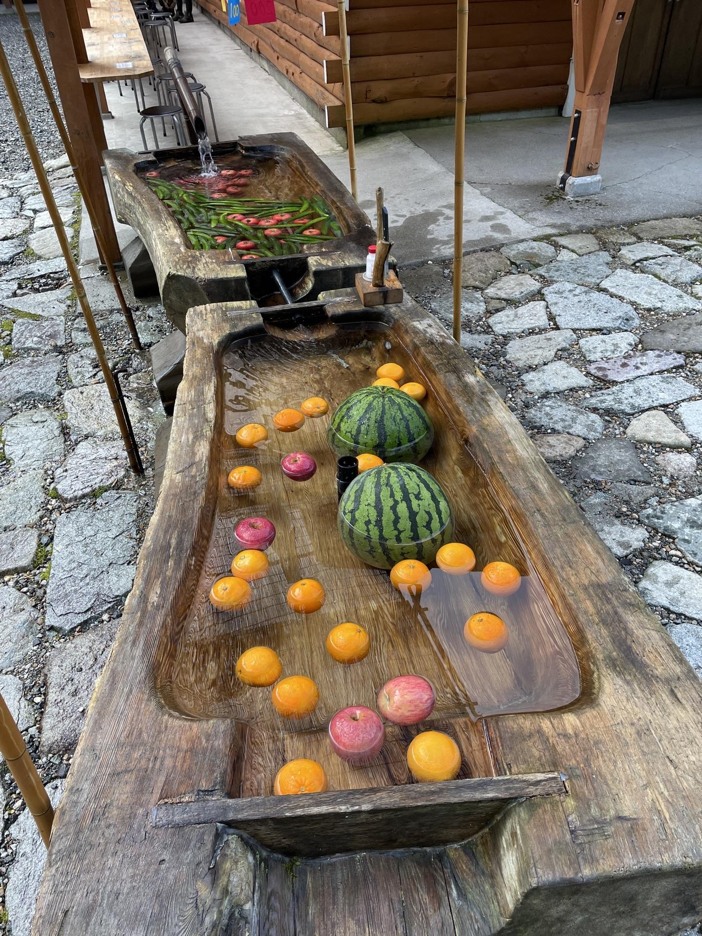 わさび平小屋名物 ぷかぷか浮かぶフルーツ