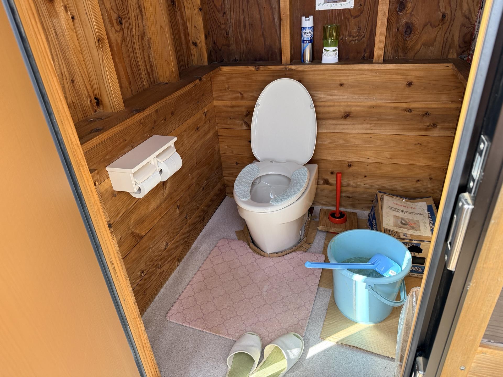 木ノ又小屋 きれいなトイレ スリッパ付き