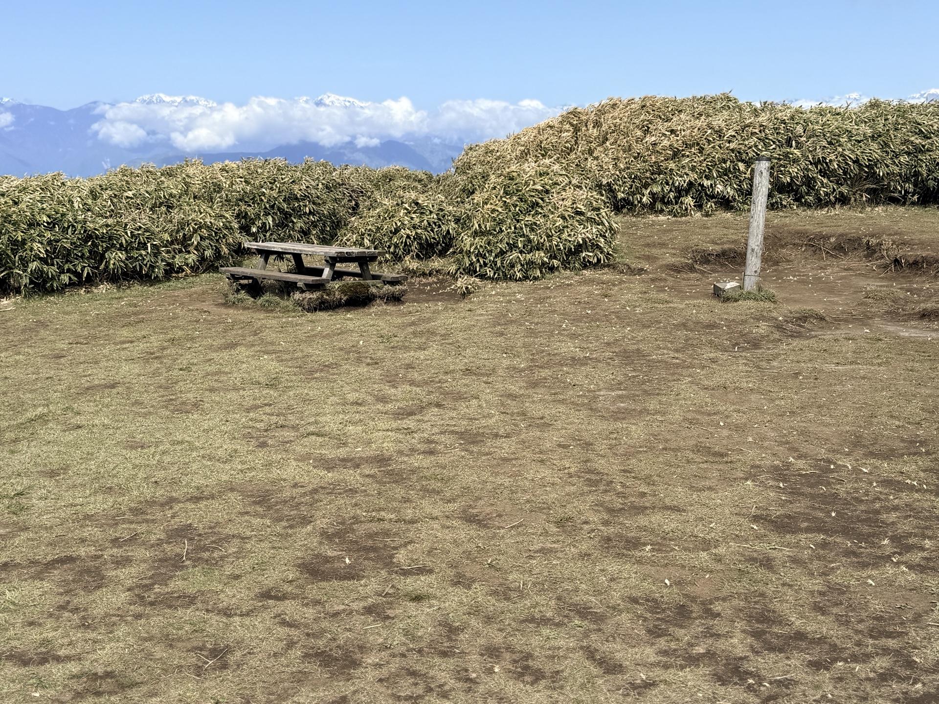 竜ヶ岳 山頂のベンチとテーブル3組・背景に南アルプスの稜線