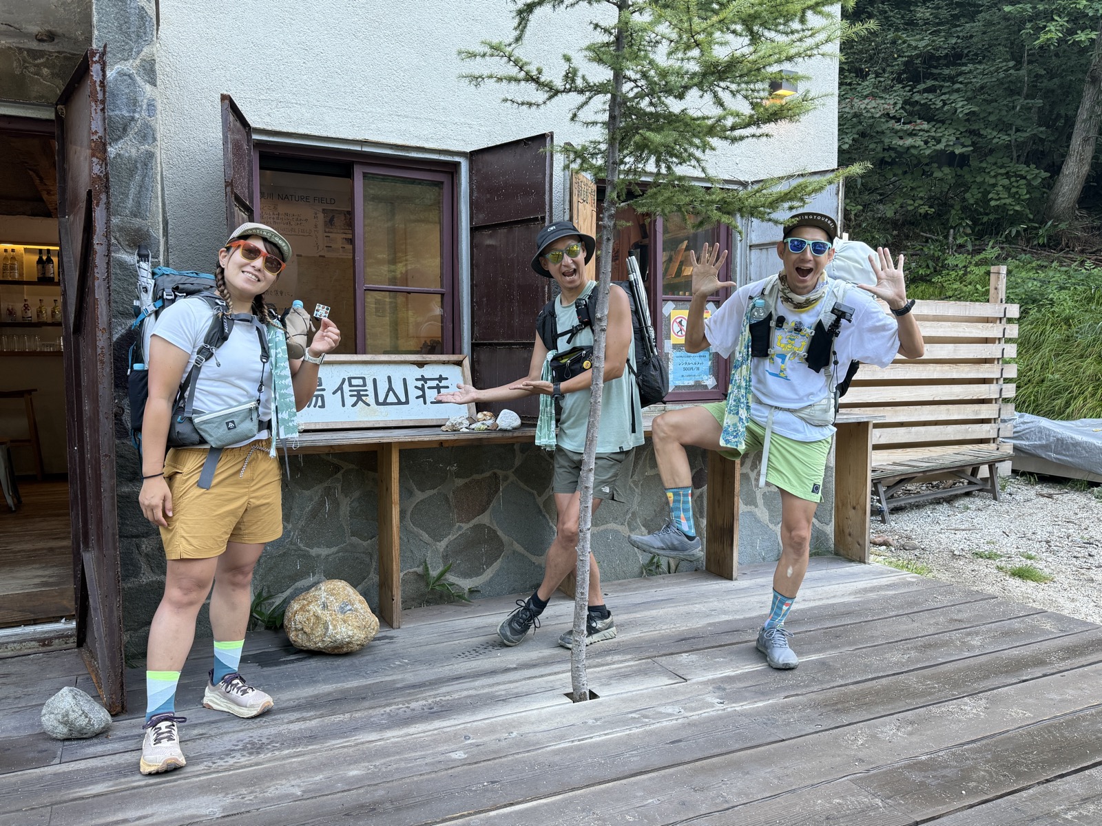 山小屋前 脛丈ソックスの登山スタイル