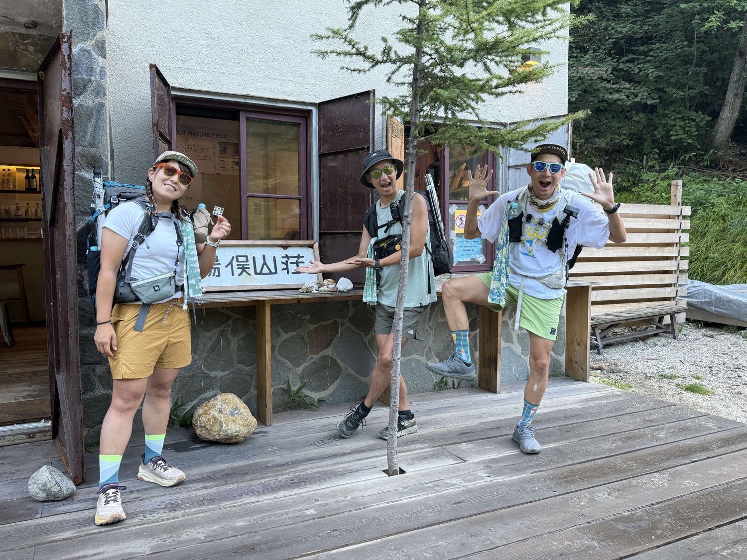 仲間と山小屋前でショーツとトレランシューズ