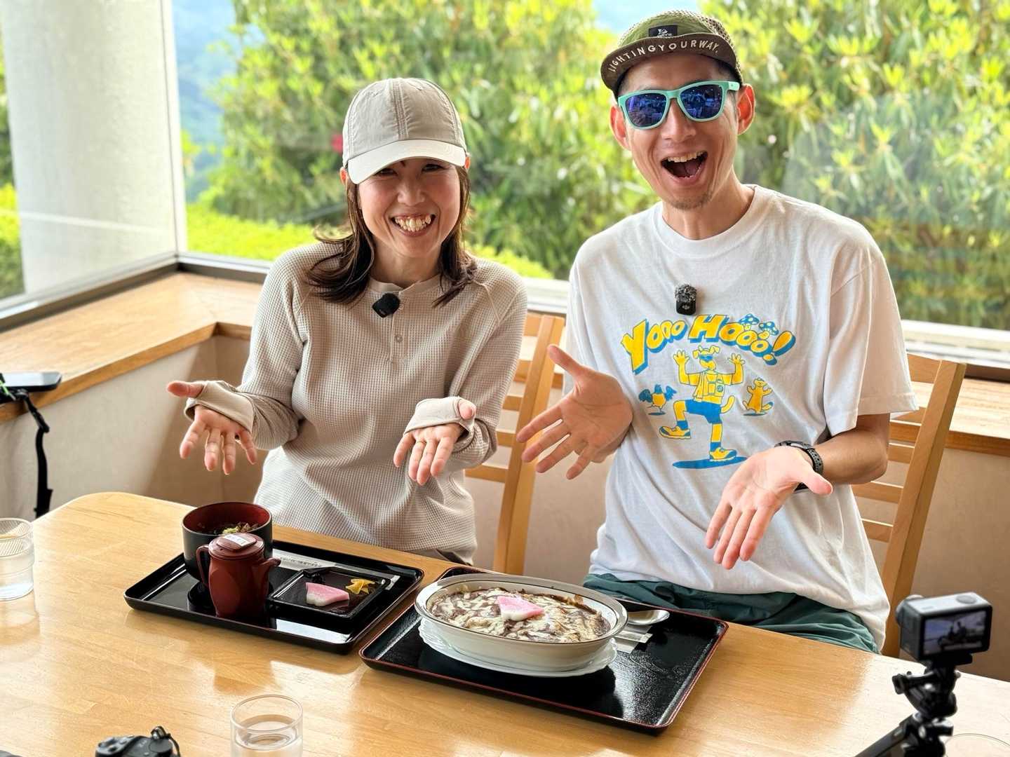二人で食事を楽しむ