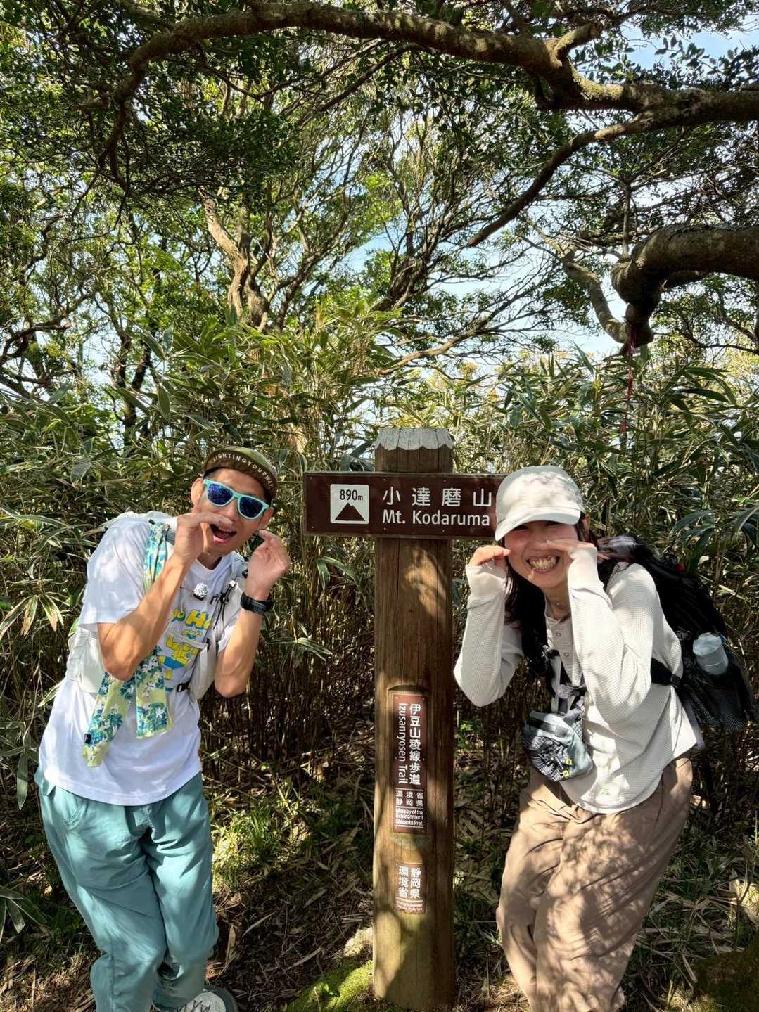 小達磨山でダルマポーズ